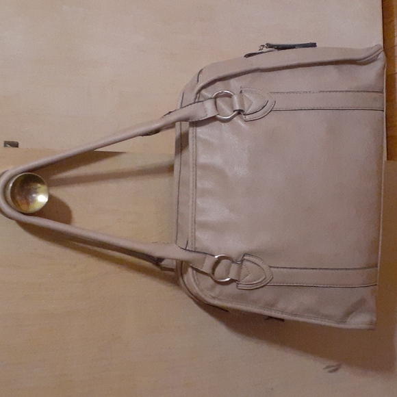 Tan purse by street level - Picture 2 of 9